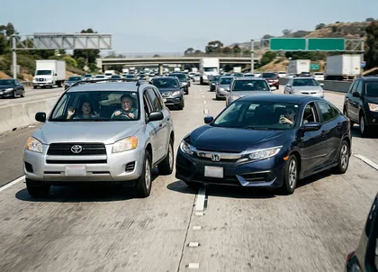Colisión lateral que pone de manifiesto la culpa y la negligencia comparativa en una autopista muy transitada