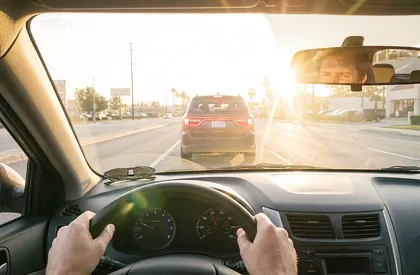 El resplandor del sol y el mal diseño de la carretera contribuyen a un accidente de tráfico en California