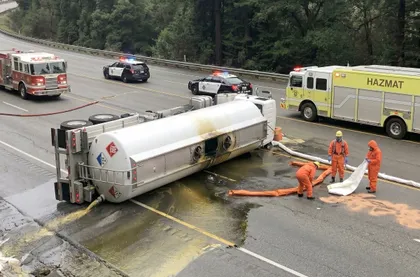 Equipos de materiales peligrosos que intervienen en un accidente de un camión cisterna en el que se ha producido un derrame de combustible peligroso
