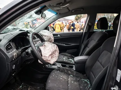 Interior de un coche dañado con los airbags desplegados tras un accidente grave
