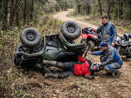 Intervención tras un accidente de un vehículo todoterreno los pasajeros ayudan a un conductor de quad herido junto a un quad volcado