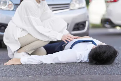 Peatón herido al que están ayudando tras un accidente de coche en California
