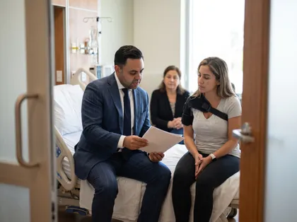 Un abogado especializado en accidentes de camiones de gran tonelaje hablando del acuerdo con un cliente lesionado