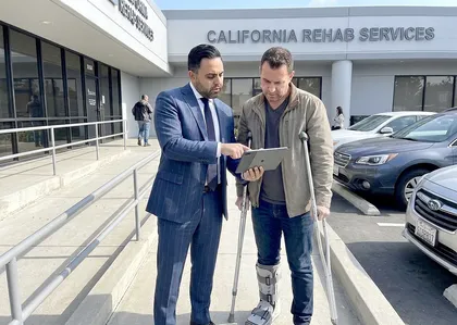 Un trabajador lesionado revisa una solicitud de indemnización laboral en California con un abogado