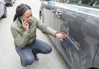 Víctima de un choque lateral documenta los daños del vehículo tras el accidente