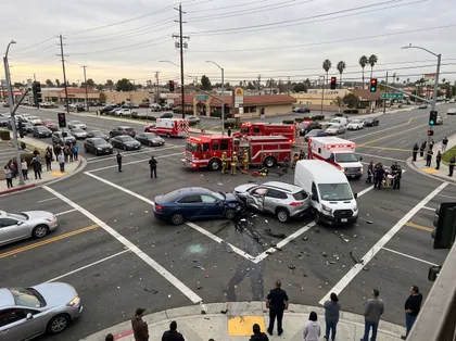 Accidente de carro en un cruce peligroso de Rialto con los servicios de emergencia