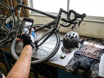 Ciclista haciendo fotos de los daños de la bici tras un accidente