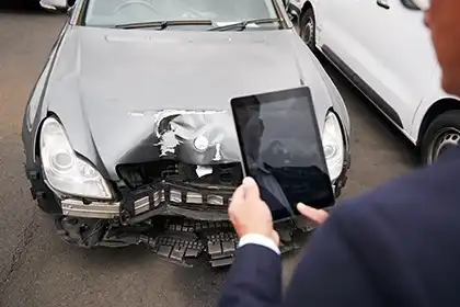 Cómo documentar los daños del vehículo para la investigación de una reclamación al seguro de automóvil
