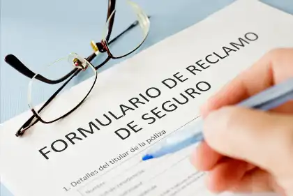 Cómo presentar una reclamación por daños materiales tras un accidente de carro