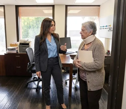 Reunión de un abogado especializado en lesiones personales con un cliente de edad avanzada en un despacho para tratar reclamaciones por accidentes y asistencia jurídica